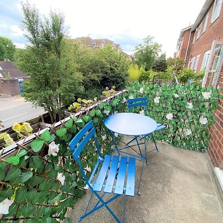 Апартаменты Redhill Town Centre 3 Bed House Near Gatwick Airport, Easy Commute To London Экстерьер фото