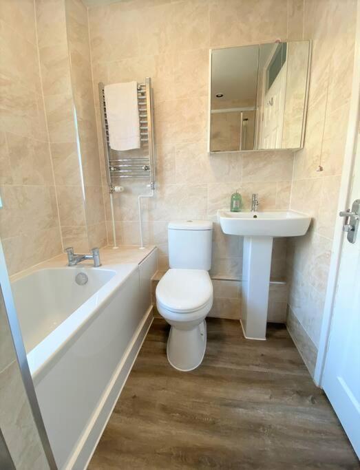 Апартаменты Redhill Town Centre 3 Bed House Near Gatwick Airport, Easy Commute To London Экстерьер фото