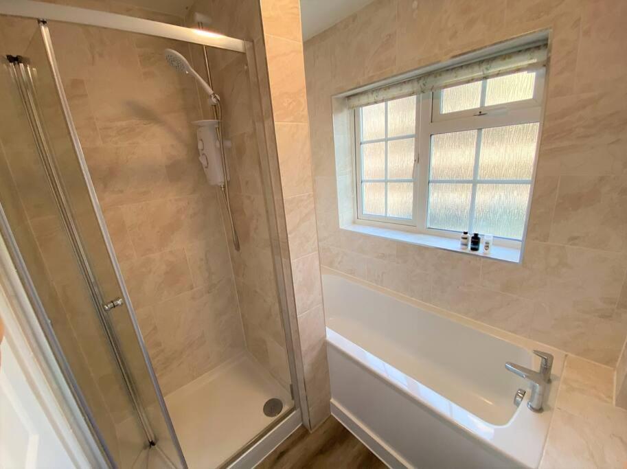 Апартаменты Redhill Town Centre 3 Bed House Near Gatwick Airport, Easy Commute To London Экстерьер фото